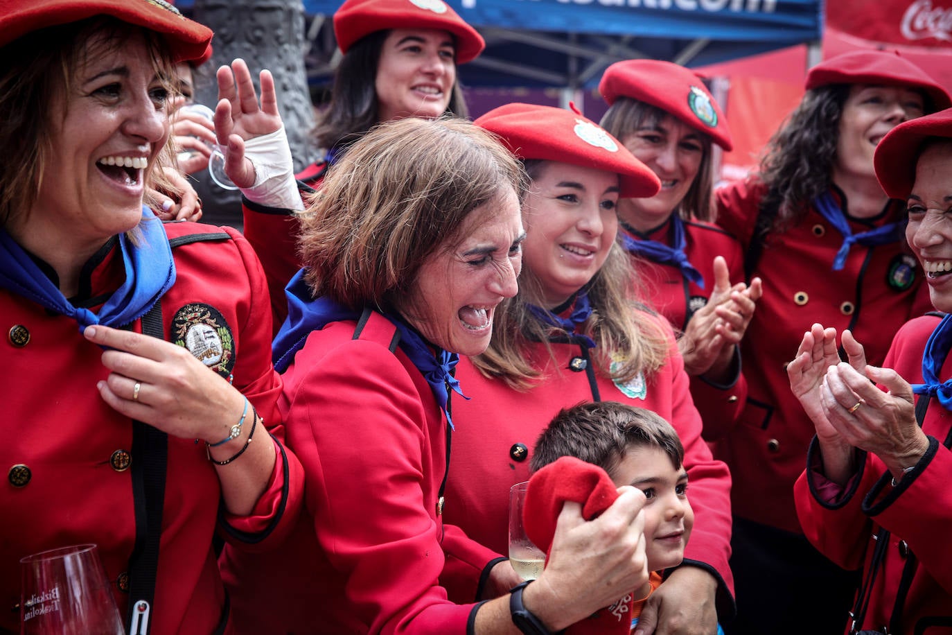 Fotos: Más de 20 txupineras de la Aste Nagusia se reúnen en las fiestas en la tradicional jornada de hermanamiento