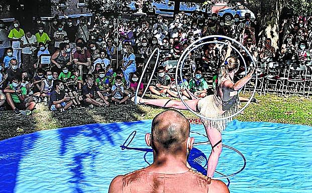 Arte con los aros. Valentina asombró al público con giros y posiciones imposibles.