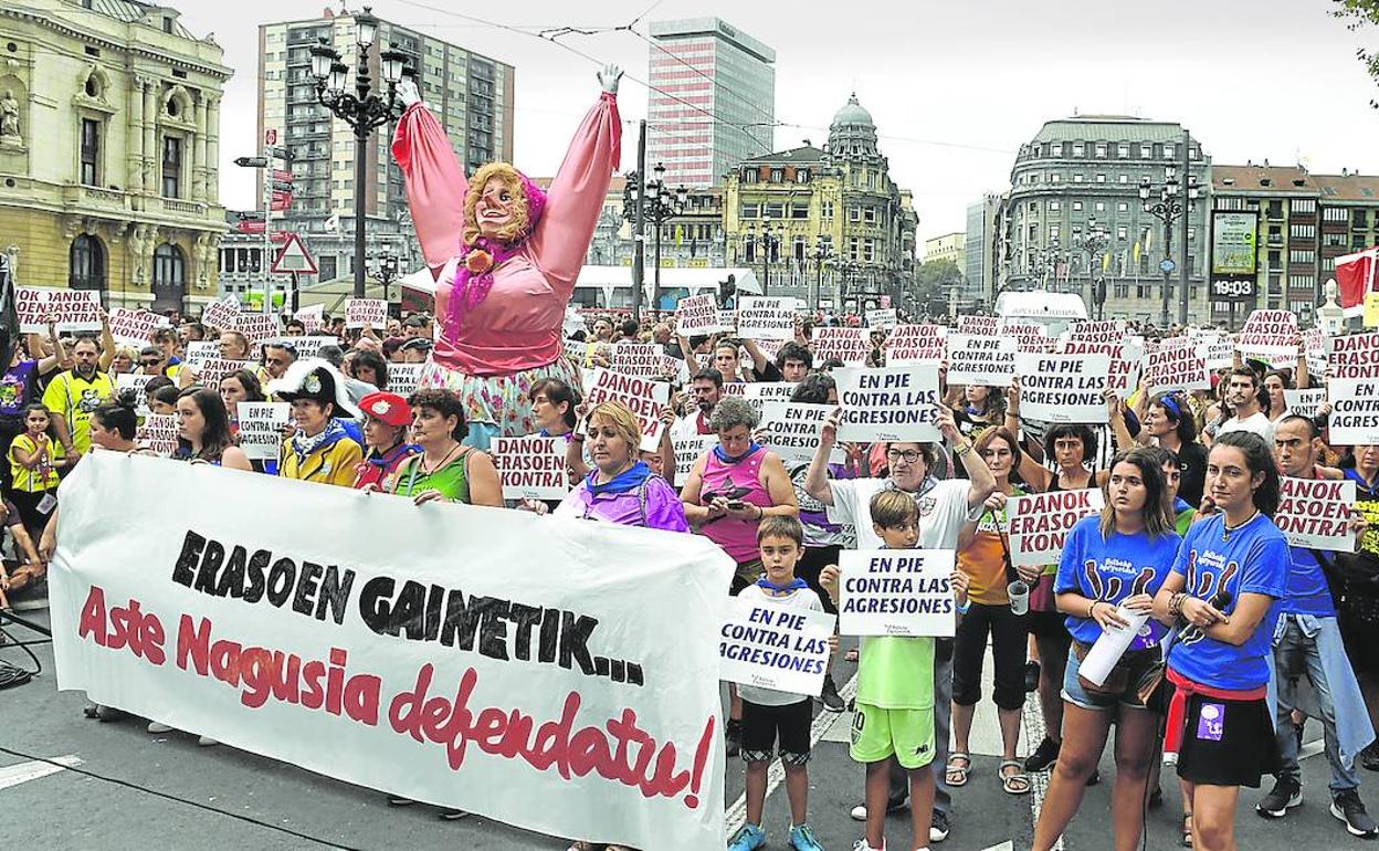 Concentración convocada por Bilboko Konpartsak contra las agresiones machistas en el recinto festivo celebrada a las 19.00 horas de ayer. 