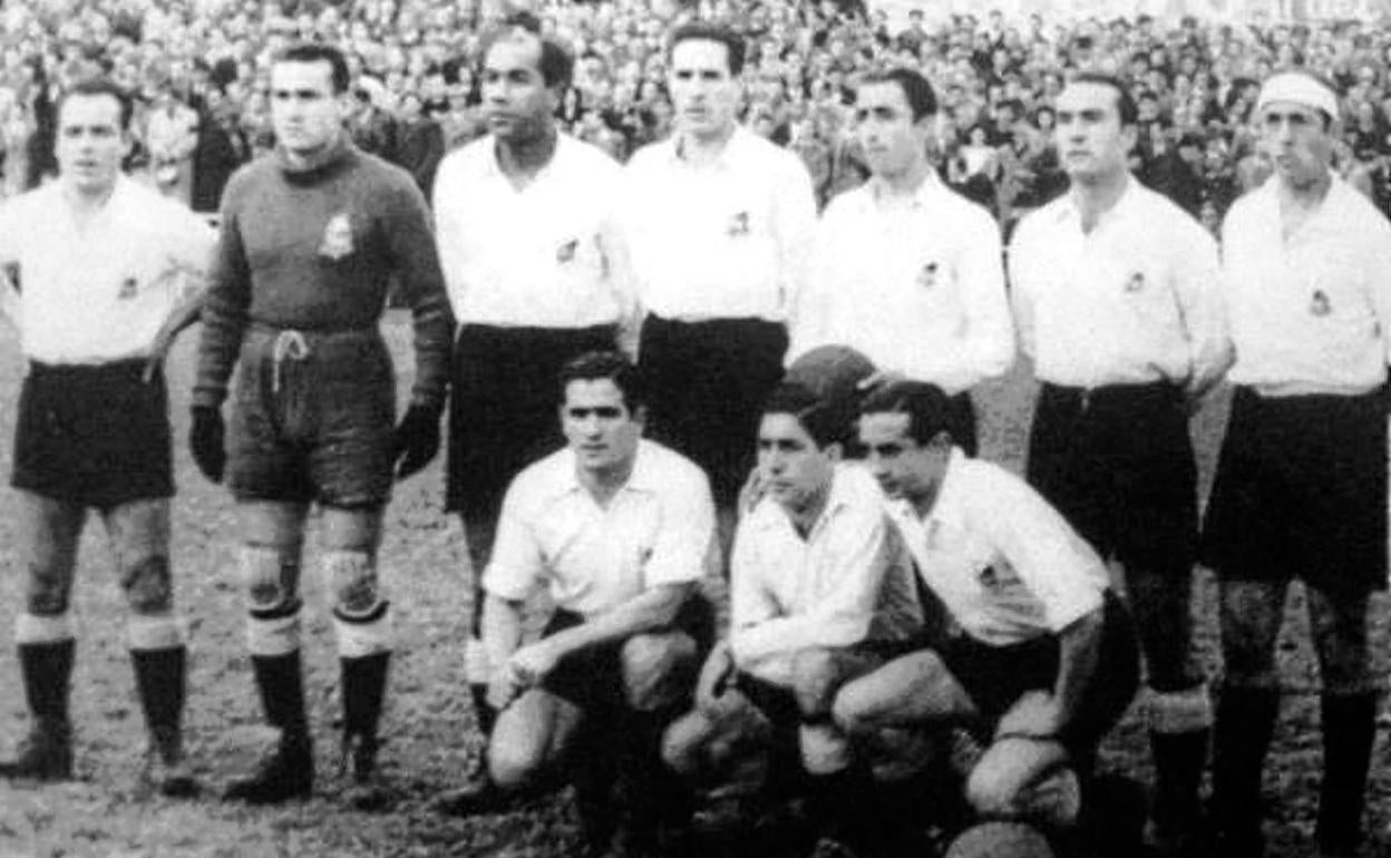 Un equipo del Constancia en los años 40. 