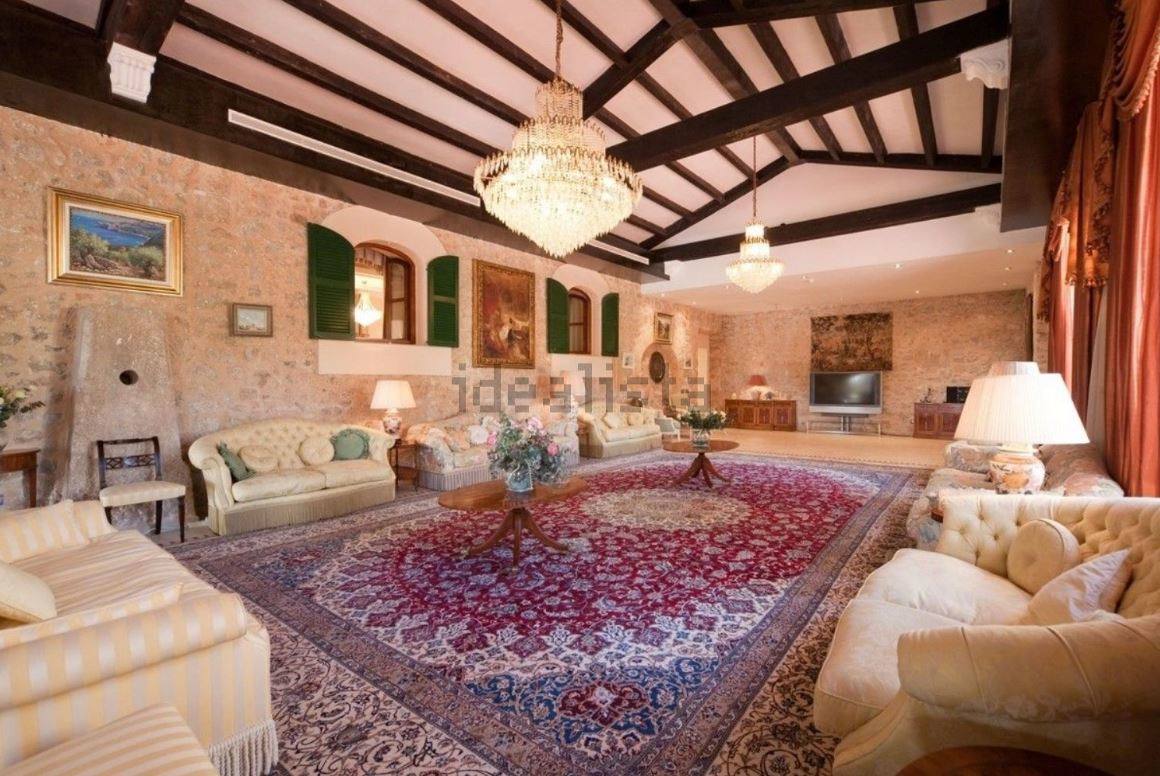 7.- Chalet en Valldemossa, Mallorca. Esta imponente finca señorial del siglo XVII se encuentra en la privilegiada zona de Valldemossa. La propiedad de 300 hectáreas incluye un gran jardín, extensos prados, numerosos naranjos, limoneros, almendros, olivos y algarrobos. La propiedad tiene una superficie construida de 4.300 m2 y dispone de 80 habitaciones con baños 'en suite', jacuzzi, varios salones-comedor, cocina profesional y ascensores. PRECIO: 23.000.000 de euros.