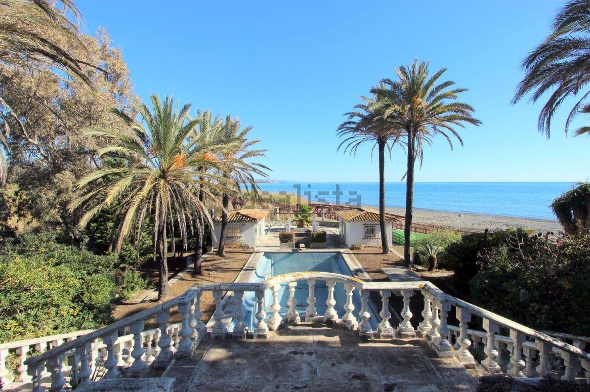 8.- Chalet independiente en Estepona. Se trata de un palacio real situado en primera línea de playa en la Nueva Milla de Oro. Consta de 12 enormes camarotes más 20 dormitorios y 25 baños en el nivel principal. Piscina romana junto a la playa, pista de pádel, pista de tenis exterior y 3 helipuertos. También, dentro del palacio, hay una piscina cubierta gigante y una cancha de tenis cubierta adicional con ventanas subacuáticas desde el área de spa y un hammam que mira hacia la piscina desde el agua. PRECIO: 23.000.000 de euros.