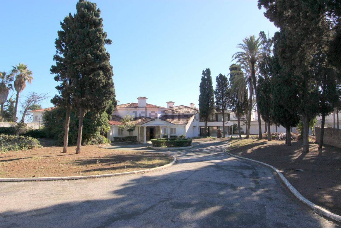 8.- Chalet independiente en Estepona. Se trata de un palacio real situado en primera línea de playa en la Nueva Milla de Oro. Consta de 12 enormes camarotes más 20 dormitorios y 25 baños en el nivel principal. Piscina romana junto a la playa, pista de pádel, pista de tenis exterior y 3 helipuertos. También, dentro del palacio, hay una piscina cubierta gigante y una cancha de tenis cubierta adicional con ventanas subacuáticas desde el área de spa y un hammam que mira hacia la piscina desde el agua. PRECIO: 23.000.000 de euros.