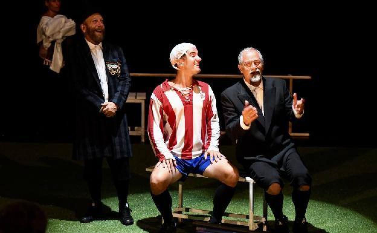 Lander Otaola es Pichichi en la obra que se representa en Pabellón 6. 