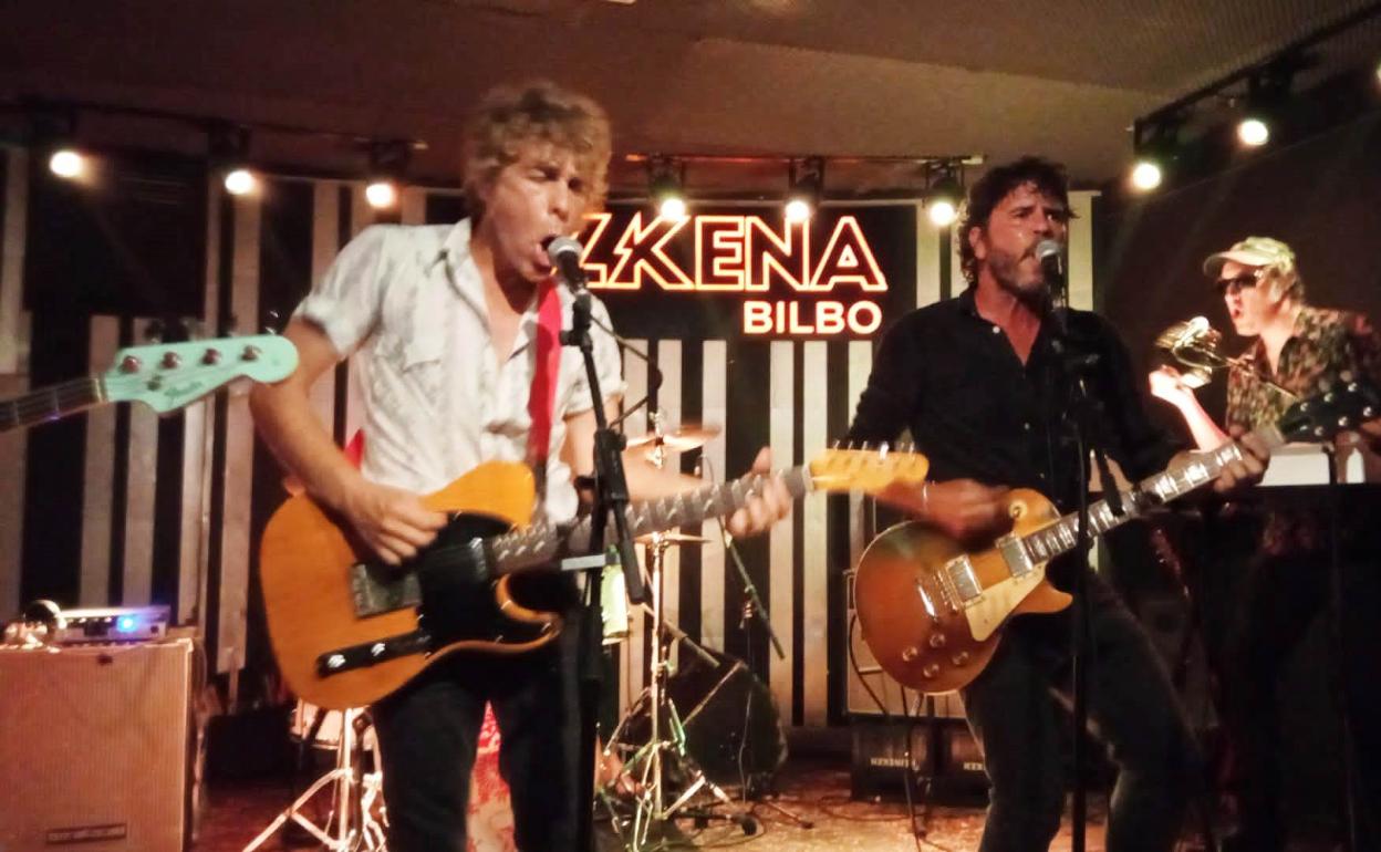 El rubio Garbayo a la Telecaster y el barbado Idoyaga a la Les Paul.