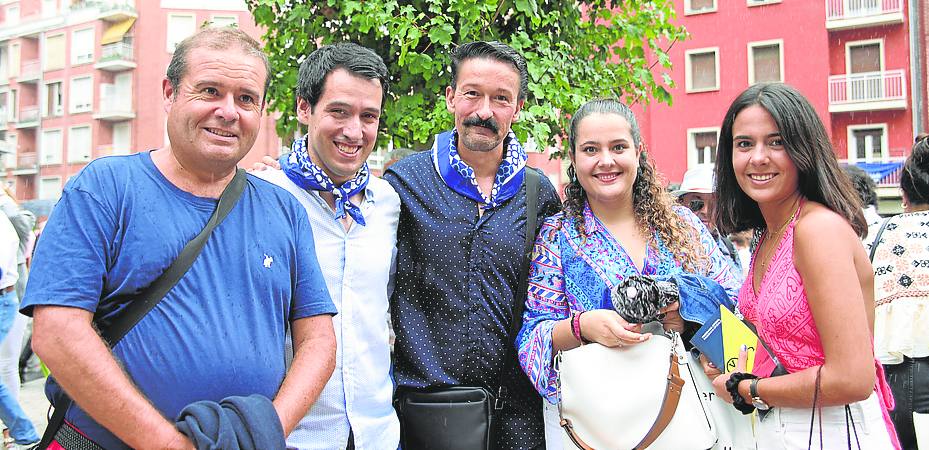 Juan Fron, Joseba Laconcha, Txomin Fernández y Nora y Ana Fron. 