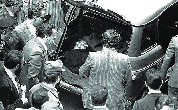 El crimen. El cadáver apareció en el maletero de un coche, a medio camino de las sedes de la DC y el PCI. 