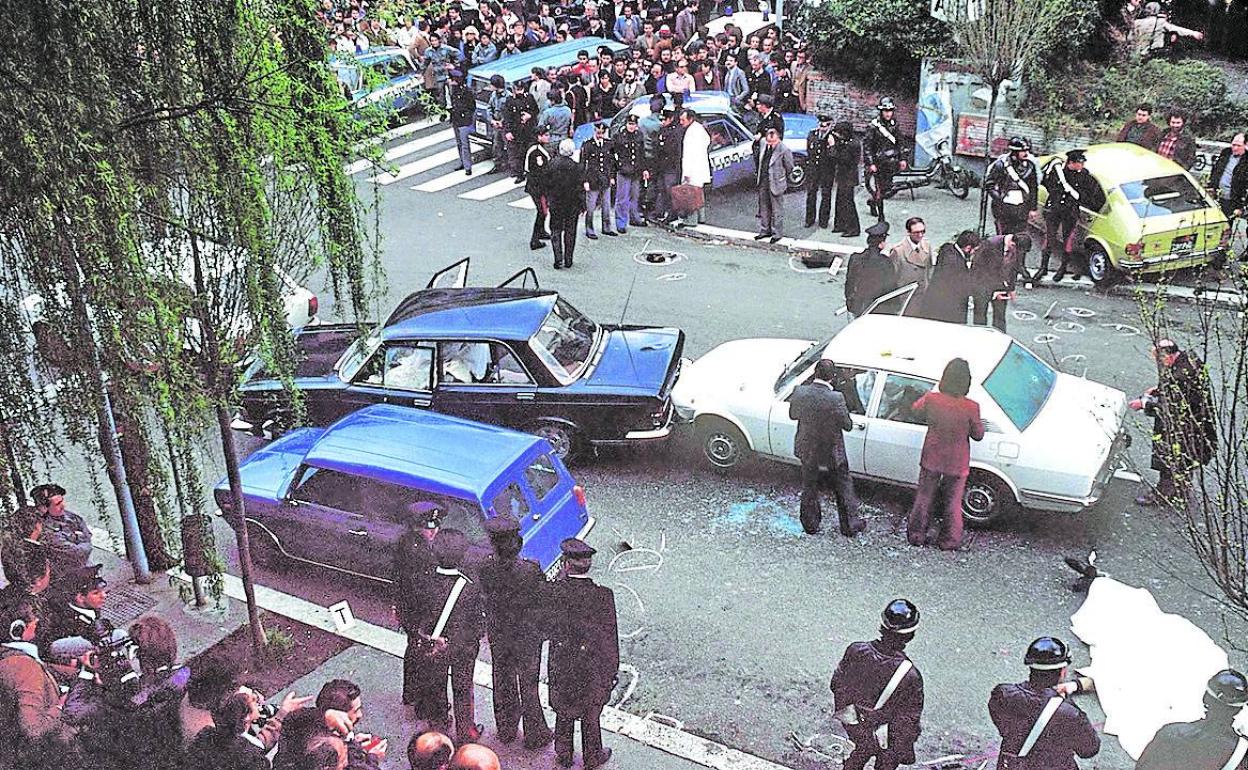 El secuestro. Policías y curiosos tras el secuestro llevado a cabo en plena calle. 