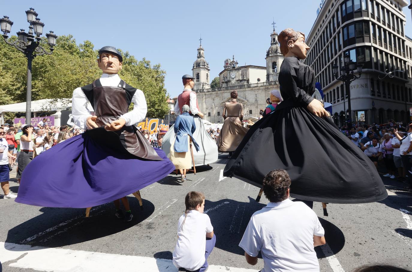 Fotos: Baile de todos los gigantes, reunión de caniches... las imágenes del último día de fietas