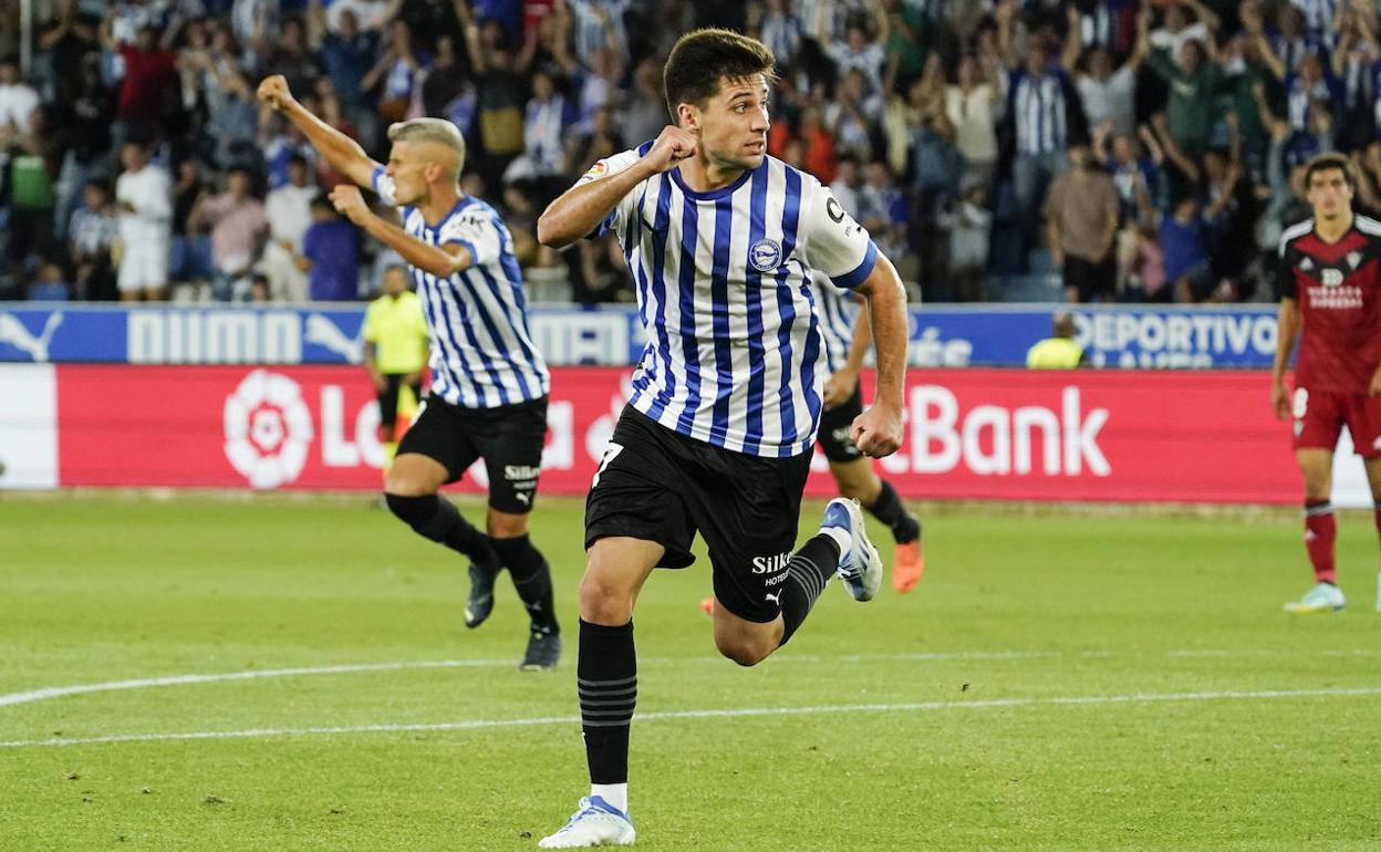 Alkain y Salva Sevilla celebran el tanto que dio el triunfo ante el Mirandés.