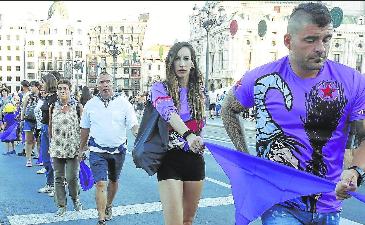 Un millar de personas agarran los pañuelos para denunciar las agresiones. 