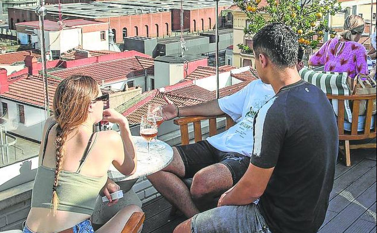 De lujo. Sol y una terraza, poco más se puede pedir. 