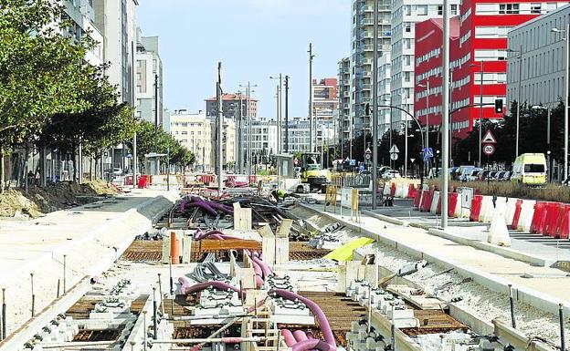 Tranvía a Salburua. Las obras están en la recta final y después vendrán las pruebas. La puesta en servicio se prevé para primavera. 