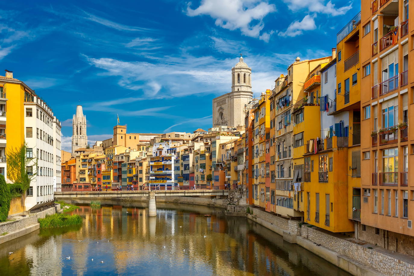 10.- Girona | A tiro de piedra de la frontera francesa, Gironaes español sólo por la piel de sus dientes. La ciudad es el epicentro del movimiento de independencia catalán: el catalán es el primer idioma aquí, y la bandera de rayas amarillas y rojas ondea desafiante en los balcones. Girona destila en su vida cotidiana el aire confiado de una próspera capital de provincia. Los amantes de la comida se ven aquí atraídos como por una fuerza irresistible: el panorama de la restauración, con Can Roca a la cabeza, gira en torno a la rica tradición de la gastronomía catalana (entre las especialidades destaca la curiosa butifarra dolça, un embutido curado pegajoso con azúcar y especias). La herencia judía de la ciudad es otro poderoso atractivo: no te pierdas el evocador Call (el barrio judío medieval) y su fascinante museo. Girona pide ser tomada a un ritmo pausado. Un paseo lento lo lleva sobre el río Onyar (la vista de las viviendas pintadas del casco antiguo desde el puente de hierro es un clásico), pasando por pequeñas plazas con mesas en la terraza y callejones oscuros que se elevan hacia la catedral neoclásica. Es tan pintoresca como cualquier ciudad-estado toscana.