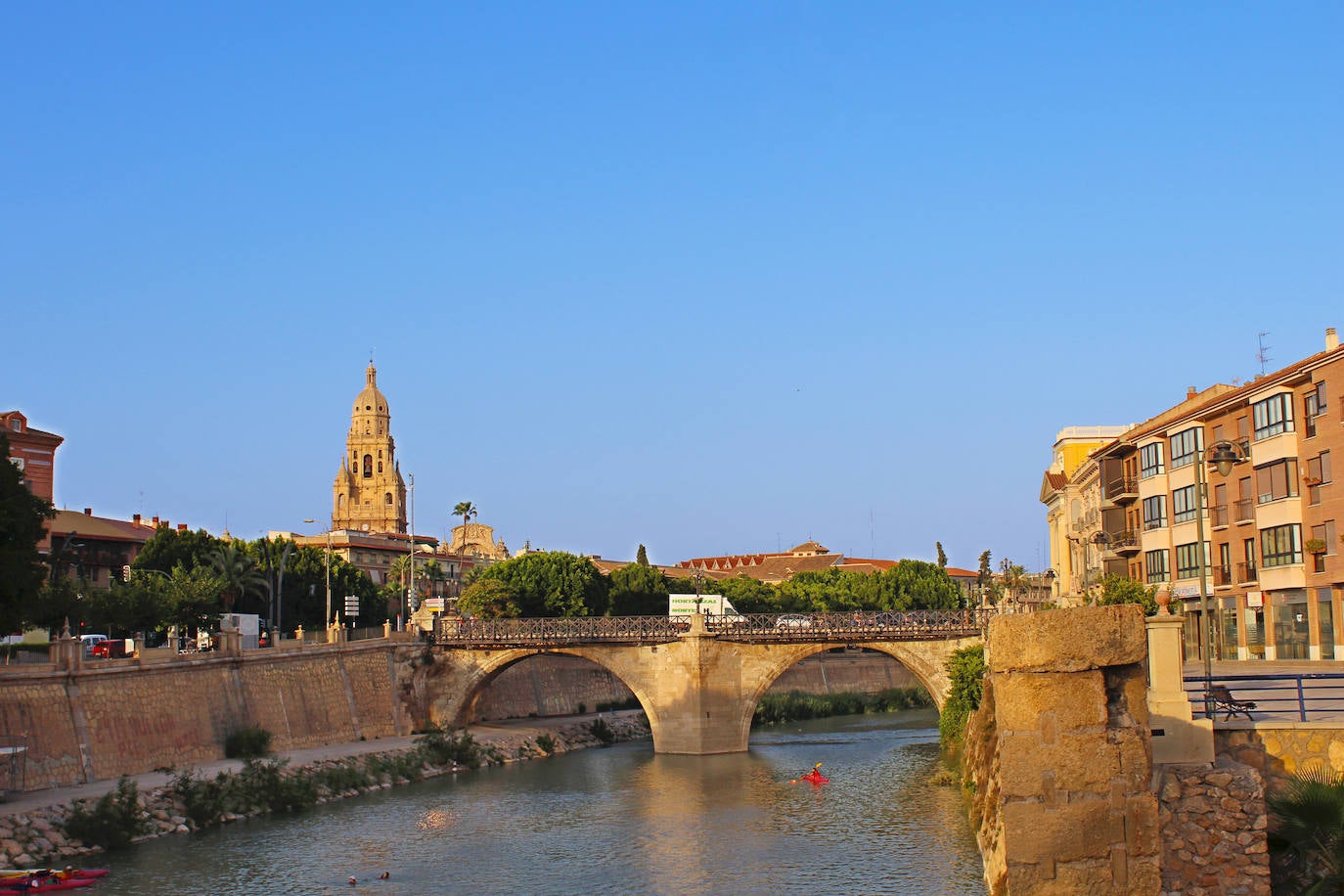 2.- Murcia | Cómodamente escondida en un rincón del sureste mediterráneo de España, Murcia gana amigos fácilmente. Un paseo de fin de semana normalmente lo llevaría de la imponente catedral, una mezcla de estilo gótico y barroco, a deliciosas plazas con fuentes y mesas en la terraza, como la Plaza de las Flores, donde en las noches de verano los murcianos se congregan para tomar el aire fresco de la noche, un vínico y tapas. En un país amante de las proteínas, Murcia destaca por su afición a la verdura, procedente de los campos de cultivo que rodean la ciudad, y empleada en platos contundentes a base de plantas como el zorongollo (huevos revueltos con calabacín y cebolla) y la olla gitana. ”, un guiso de garbanzos con calabaza y pera). Murcia también destaca por lo que se encuentra a sus puertas. El Mar Menor, una laguna de agua salada separada del mar por una delgada franja de tierra, es una excursión de un día favorita desde la ciudad. También a corta distancia se encuentra uno de los últimos retazos de costa virgen del Mediterráneo español. Las calas secretas de Calblanque tienen dunas, oscuros acantilados y aguas color lapislázuli.