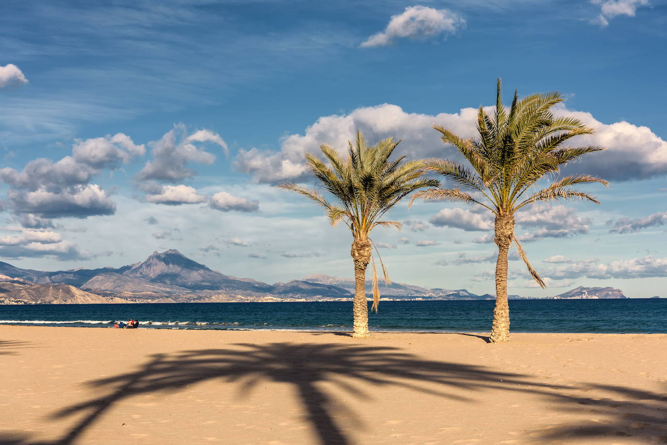 5.- Alicante | Alicante es un ejemplo clásico de la "ciudad del aeropuerto", bien conocida pero generalmente ignorada por los visitantes que se apresuran a llegar a los centros turísticos costeros de la Costa Blanca. Es injustamente ignorado, como sucede. Hay sorpresas y delicias que se pueden encontrar aquí, como el barrio medieval de Santa Cruz, una antigua kasbah desvencijada de un barrio amontonado contra la ladera de la montaña, con callejuelas estrechas y geranios en latas; y la Calle Labradores con sus hileras de hermosos palacetes del siglo XVIII. Solo dos lugares hacen que Alicante merezca una escapada de fin de semana: la basílica de Santa María del siglo XIV, su mampostería gótica recientemente restregada hasta obtener una blancura cremosa; y el galardonado Museo Provincial de Arqueología de alta tecnología(MARQ), muy lejos de esas tradicionales vitrinas llenas de cerámica rota. Después de una paella perezosa en uno de los restaurantes del puerto ( La Dársena tiene 150 platos de arroz diferentes en el menú), únete a la multitud de lugareños que deambulan por el Paseo de la Explanada bordeado de palmeras. 