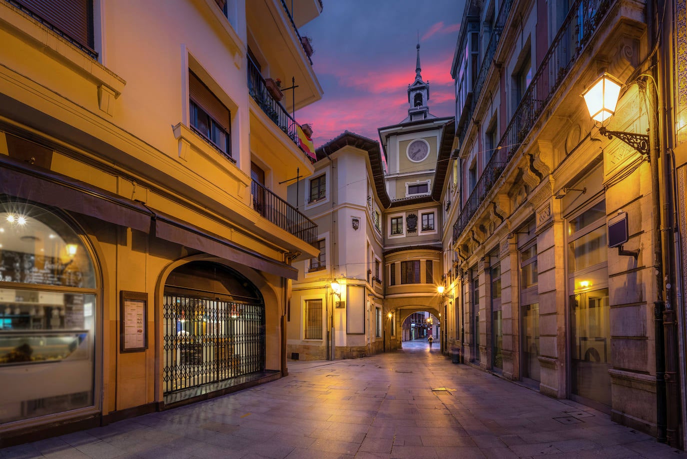 8.- Oviedo | Brilla por su ausencia en el trillado circuito turístico, la pequeña Oviedo tiene una personalidad desproporcionada para su tamaño. Sus pocos visitantes extranjeros descubren una ciudad provinciana compacta y amigable repleta de reliquias de su temprana importancia como capital de un antiguo reino y un sitio clave en la reconquista de España de los moros. No hay que perderse un precioso puñado de construcciones prerrománicas: San Julián de los Prados, que data de principios del siglo IX, es una diminuta y mágica iglesia cuyo interior ricamente pintado recuerda la deuda que el cristianismo tiene con Oriente. La vida cultural de Oviedo también es animada: el Teatro de la Ópera de Campoamor, un clásico teatro de cajas de bombones del siglo XIX, donde cantaron Plácido Domingo y Montserrat Caballé, es la sede de los prestigiosos premios Princesa de Asturias de España. La ciudad tiene un magnífico mercado de productos, unas maravillosas pastelerías antiguas (Camilo de Blas, Rialto, Peñalba) y dos o tres de los mejores restaurantes del país. Las sidrerías de la calle Gascona están dedicadas al trago de la bebida favorita de Oviedo (la sidra) junto con platos de pixin (trozos de rape frito) y tablas de queso asturiano.