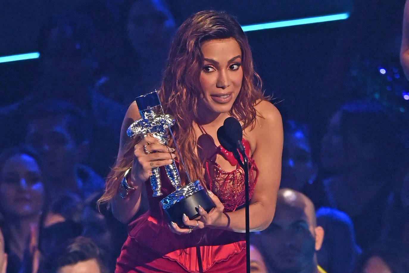 Anitta recibe el premio a la Mejor Música Latina por 'Envolver'