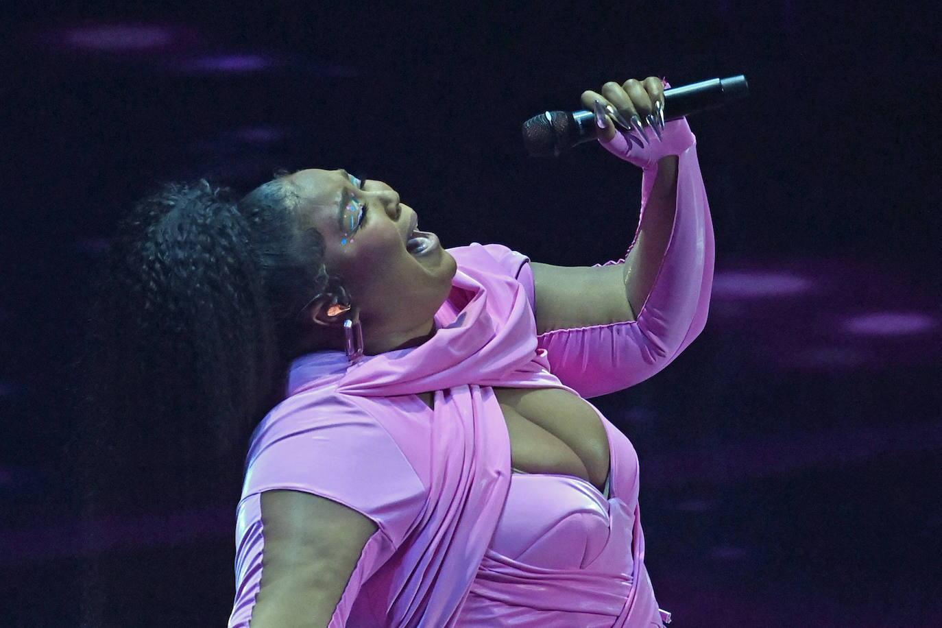 La cantante estadounidense Lizzo actúa en el escenario.