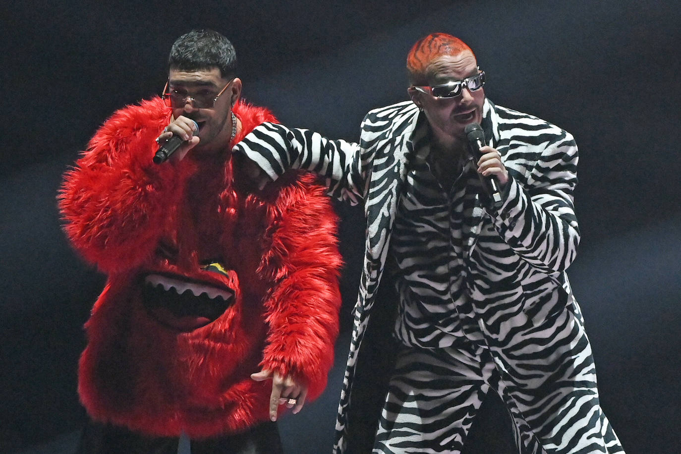 Ryan Castro y J Balvin interpretan "Nivel de Perreo" en el escenario.