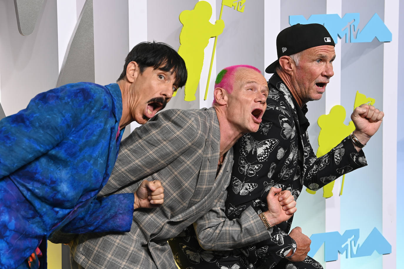 Los miembros de la banda estadounidense de rock Red Hot Chili Peppers Anthony Kiedis, Flea y Chad Smith asisten a los MTV Video Music Awards de 2022 que se celebran en el Prudential Center.