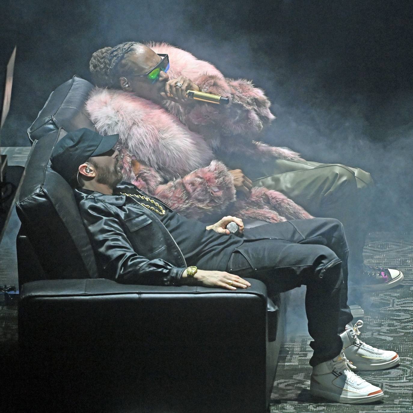 Eminem y Snoop Dogg interpretan "From the D 2 the LBC" en el escenario de los MTV Video.