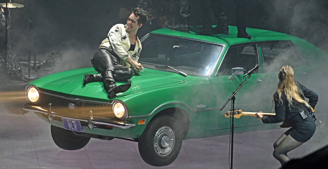 El grupo Panic! at the Disco actúa en el escenario de los MTV Video Music Awards 2022 celebrados en el Prudential Center