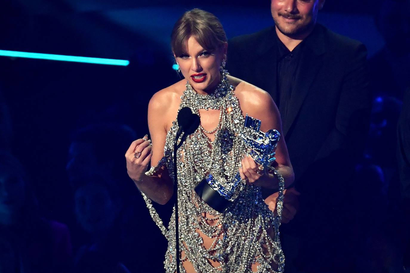 La cantante y compositora estadounidense Taylor Swift recibe el premio al Mejor vídeo de formato largo durante los MTV Video Music Awards.
