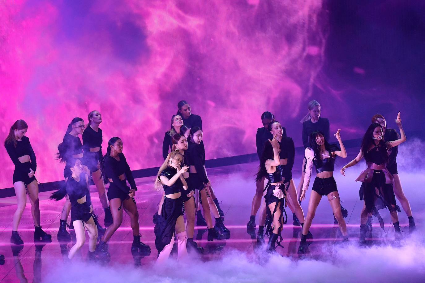 El grupo femenino surcoreano BLACKPINK actúa en el escenario durante los MTV Video Music Awards.