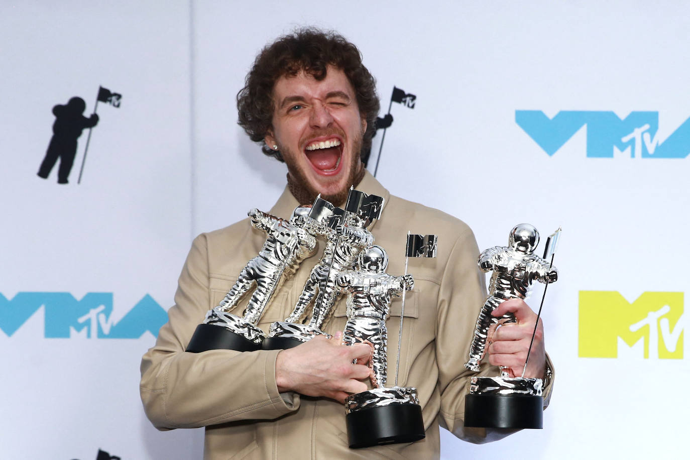 El rapero estadounidense Jack Harlow, ganador del premio Song of the Summer por "First Class", posa en la sala de prensa durante los MTV Video Music Awards