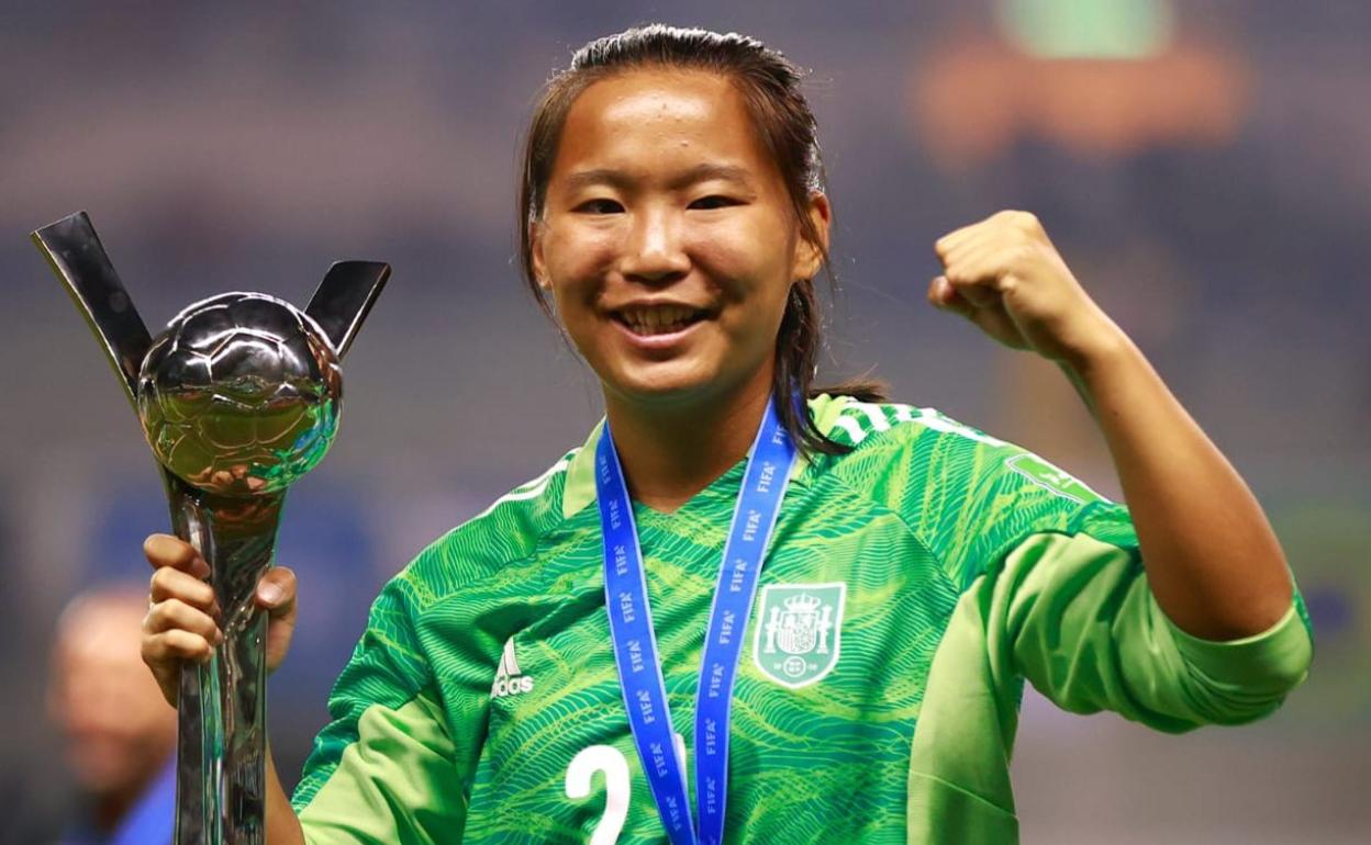 Jana, con el trofeo. 