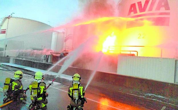 El incendio en el tanque de biodiesel obligó el sábado a movilizar a bomberos de diversos parques de Bizkaia. 