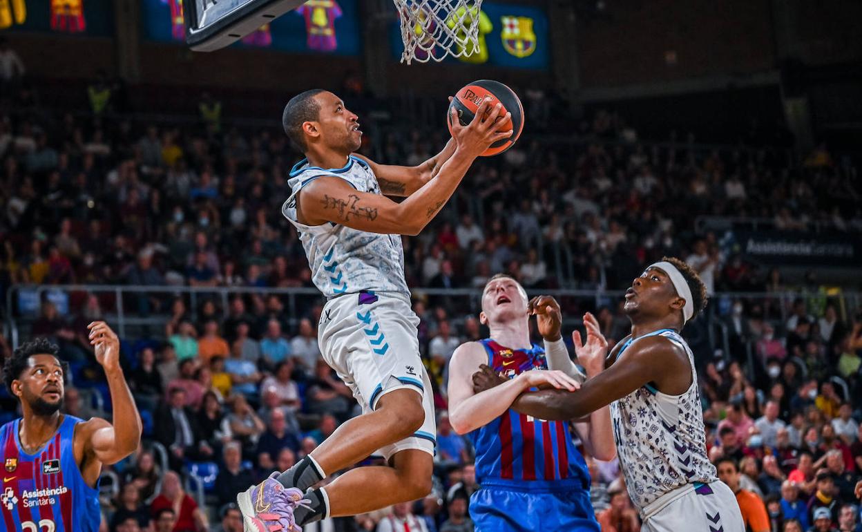 Goudelock busca el aro en un partido contra el Barcelona. 