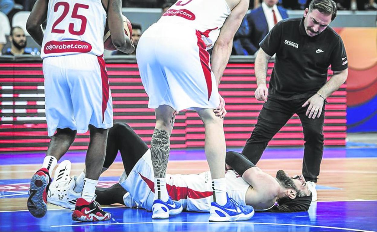 Shengelia yace dolorido sobre el parqué después de lesionarse el hombro.