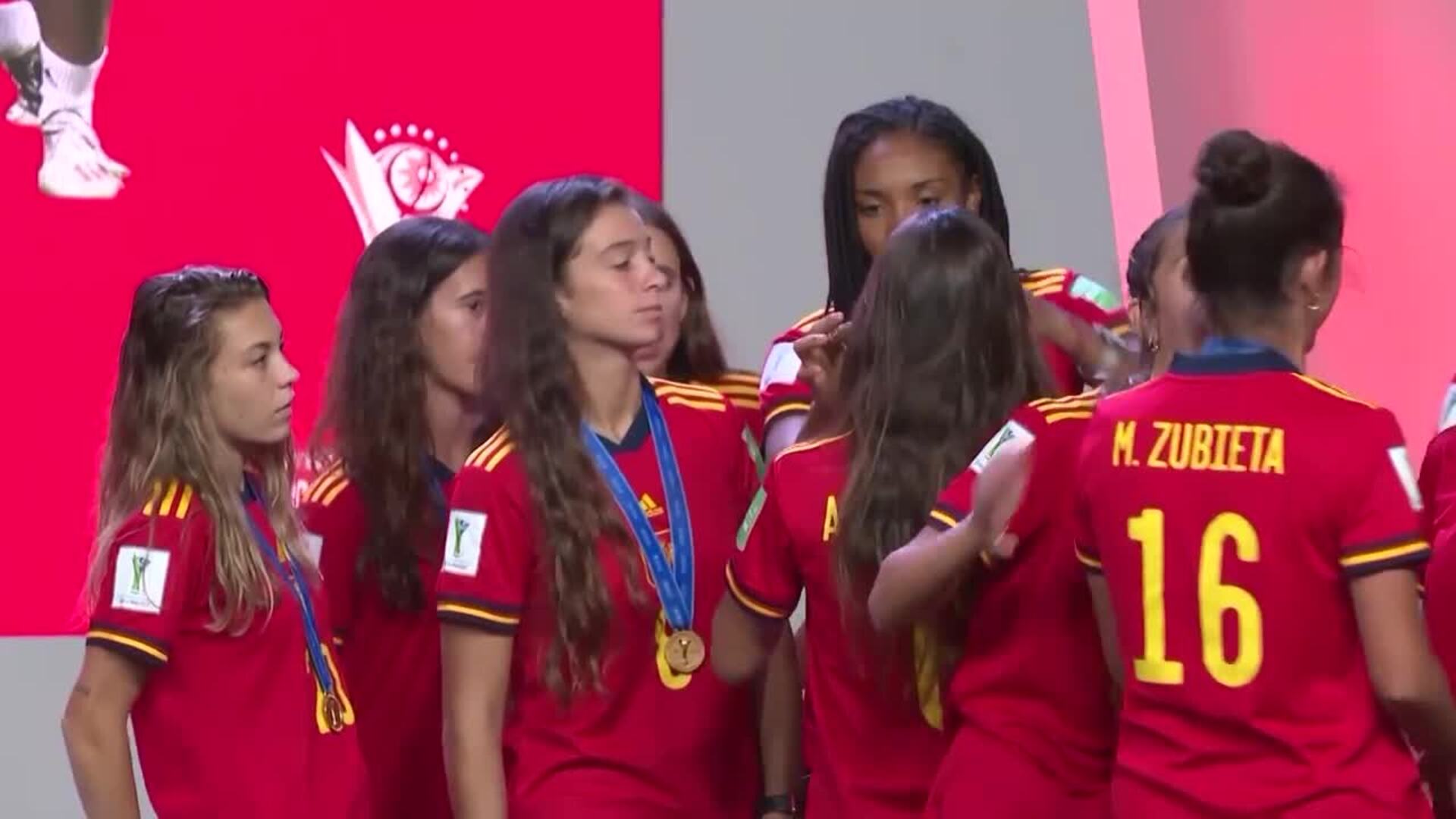 La selección Sub20 recibe el homenaje del fútbol español tras 