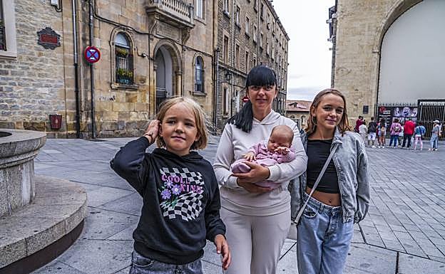 Irina junto a sus hijos Dasha, Diana y la pequeña Liana, nacida en Vitoria. 
