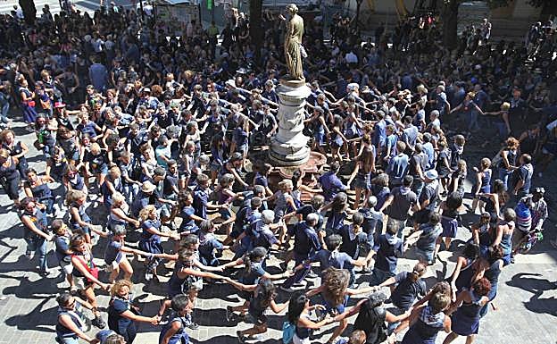 Animación callejera en el día del arrantzale.
