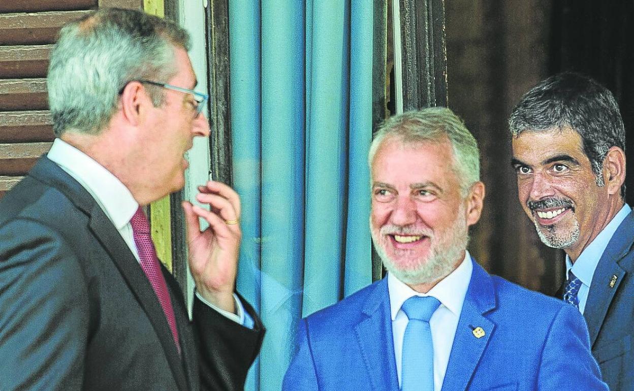 Urkullu bromea con el diputado general de Gipuzkoa, Markel Olano, y el alcalde donostiarra, Eneko Goia. 