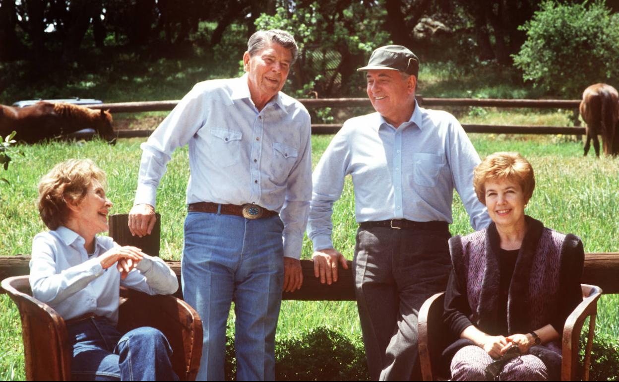 El presidente de los Estados Unidos, Ronald Reagan, junto a su esposa Nancy, recibe en su rancho al presidente de la URSS, Mijaíl Gorbachov, junto a su mujer Raisa.