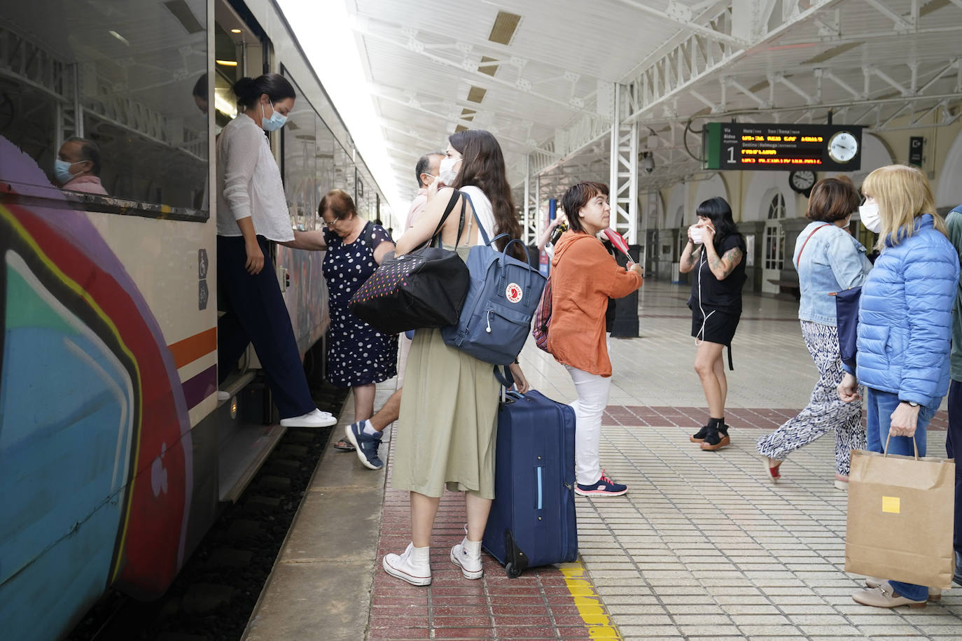 Fotos: Satisfacción entre los alaveses en el primer día de descuentos en el transporte público