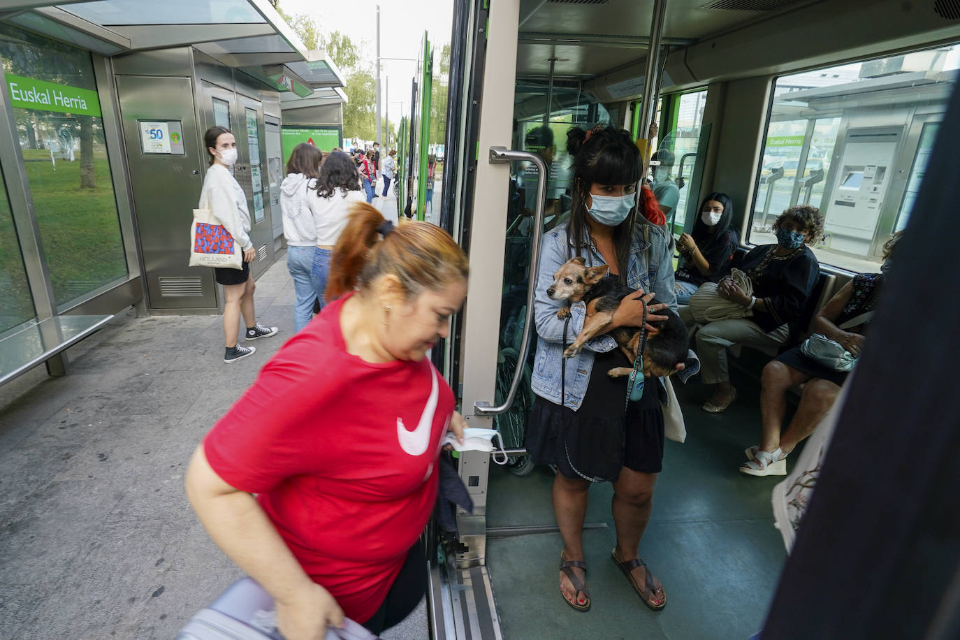 Fotos: Satisfacción entre los alaveses en el primer día de descuentos en el transporte público