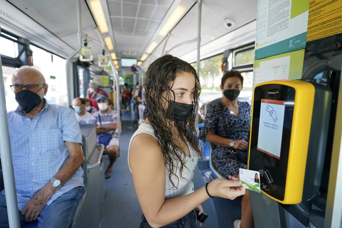 Fotos: Satisfacción entre los alaveses en el primer día de descuentos en el transporte público