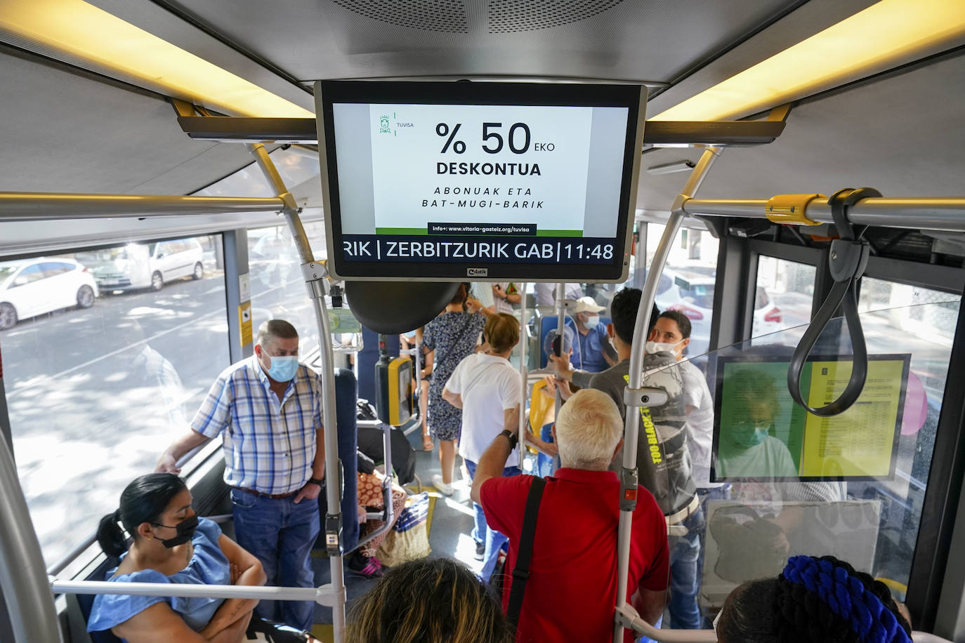 Fotos: Satisfacción entre los alaveses en el primer día de descuentos en el transporte público