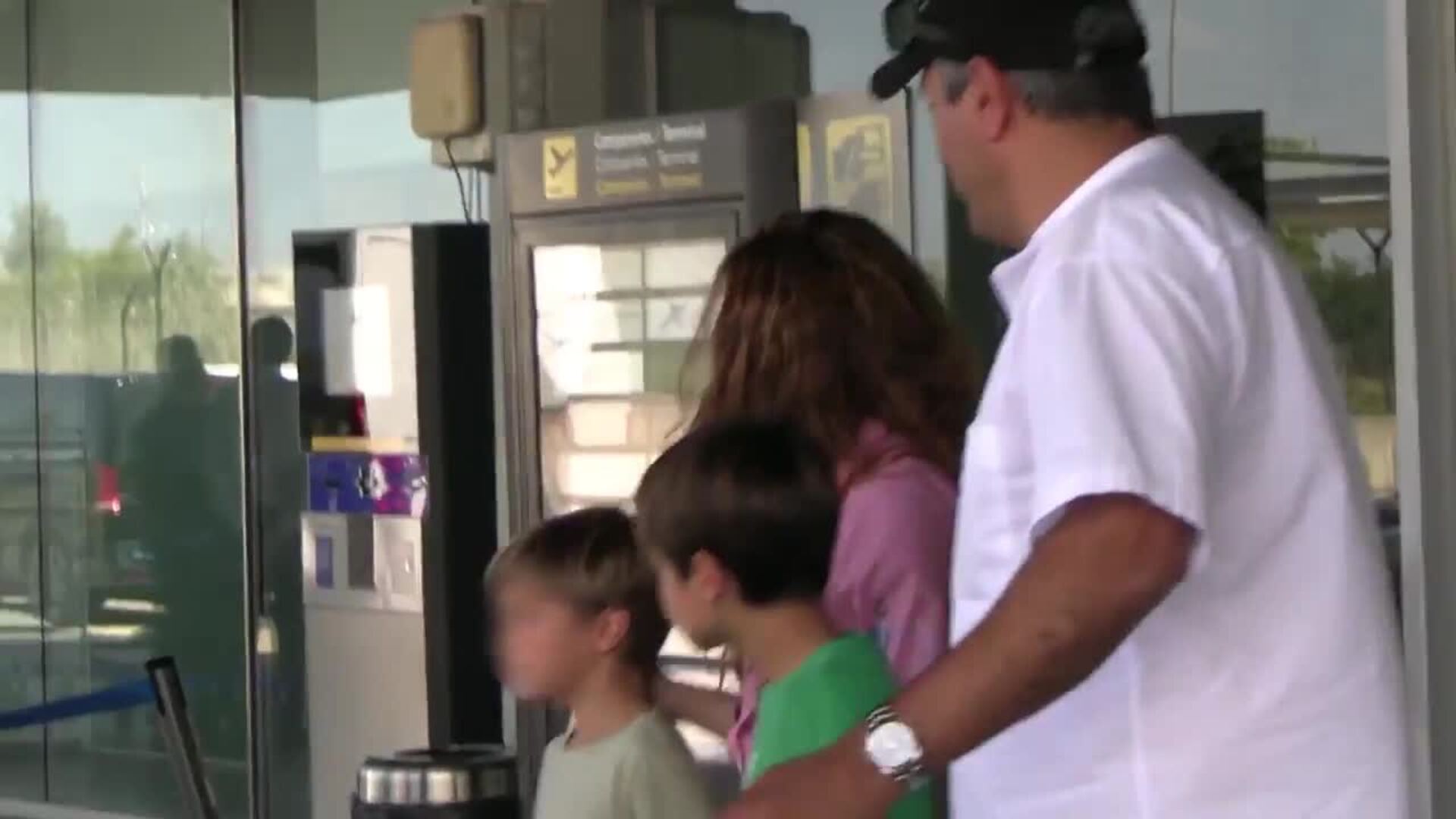 Gerard Piqué acompaña a su hijo Milán el primer día de clase