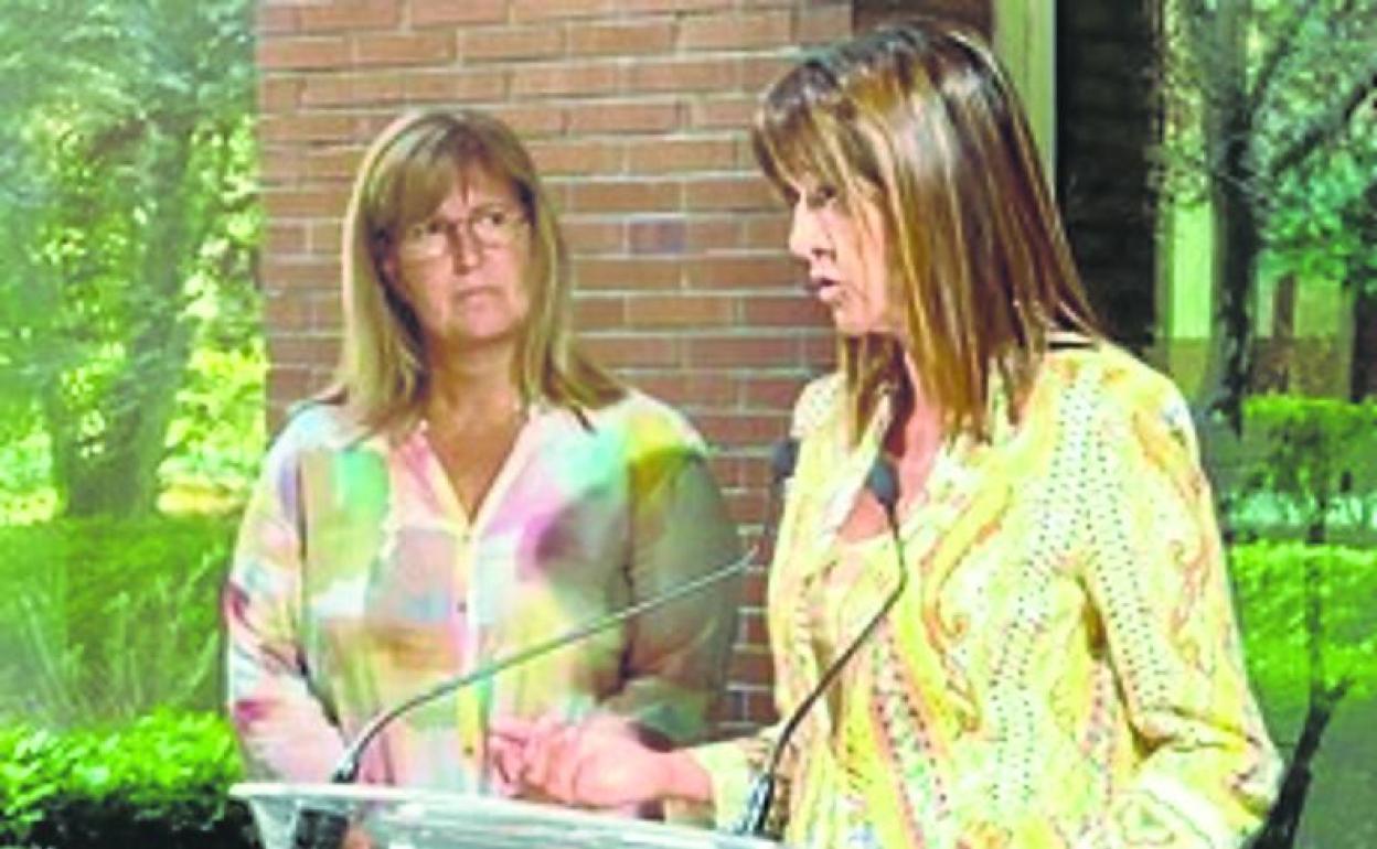 Idoia Mendia junto a la alcaldesa de Sestao durante la presentación. 