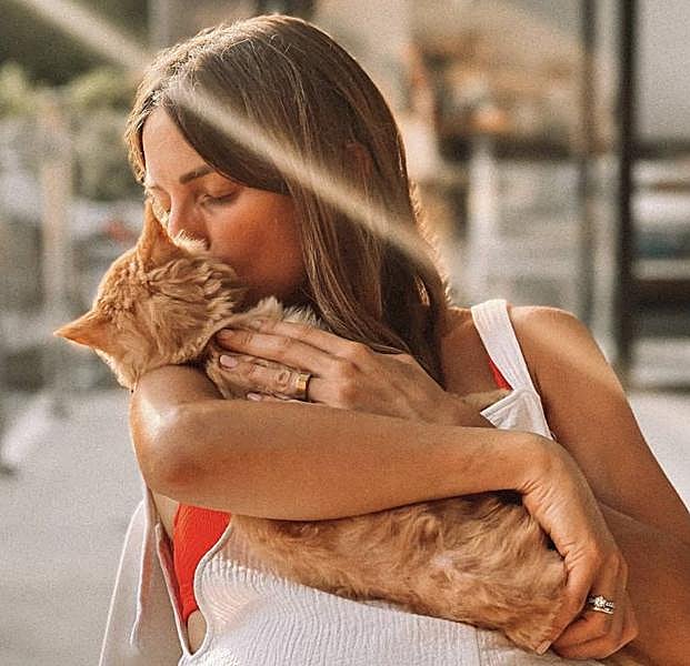 Ingrid Betancour y su gata Nala.