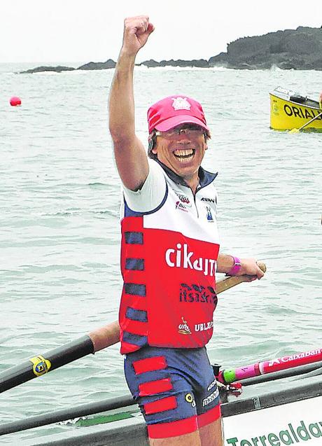 Imagen - Larrinaga celebra la victoria en la Ikurriña de Ondarroa.