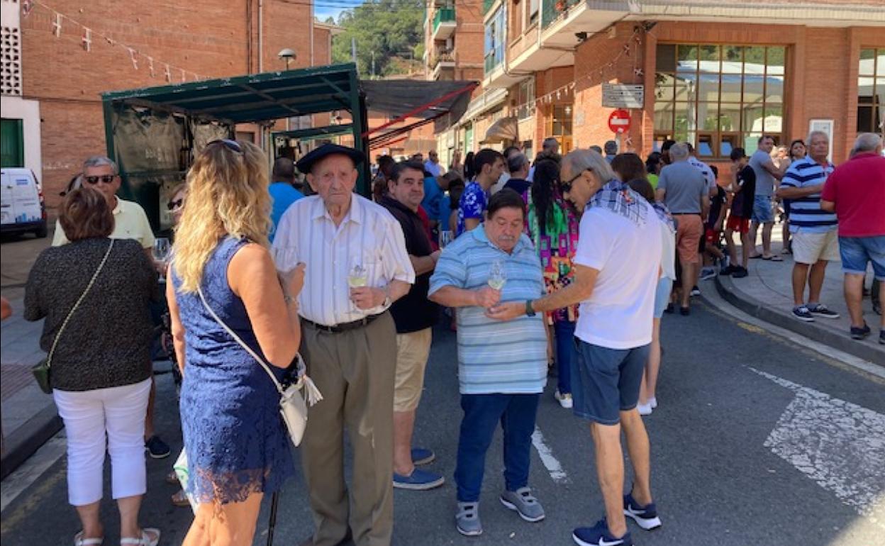 Los vecinos de Alonsotegi han degustado este domingo el txakoli de sus productores, en una iniciativa organizada por el Ayuntamiento dentro de las fiestas de San Antolín. 