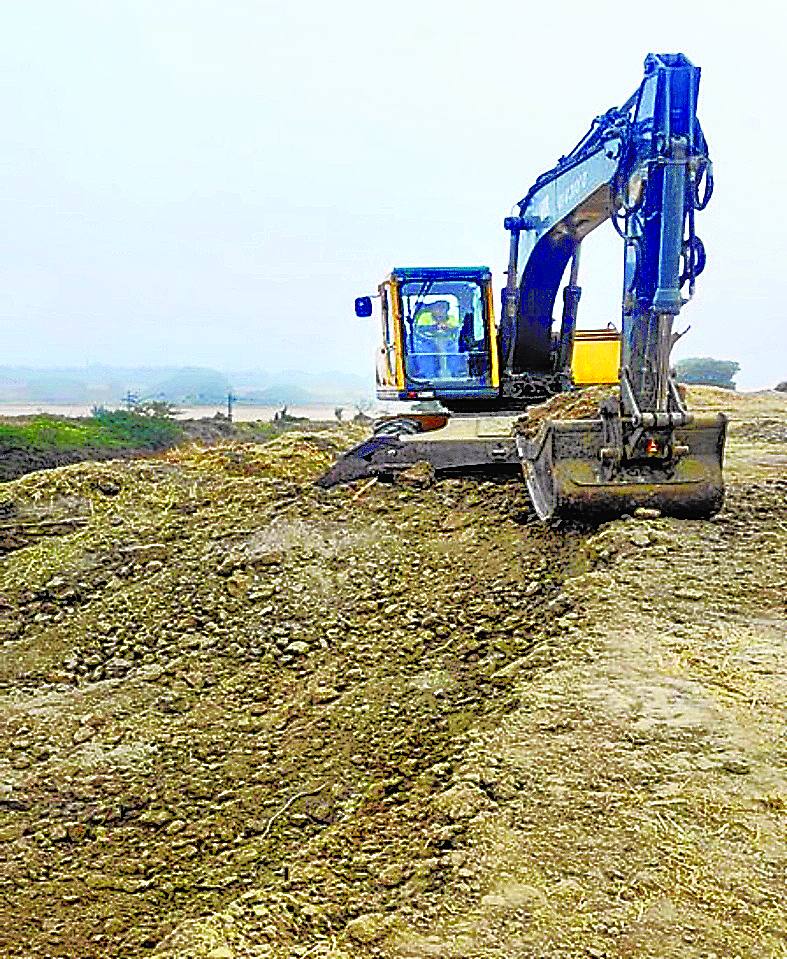Una máquina excavadora mueve tierras en el entorno de Víllodas.