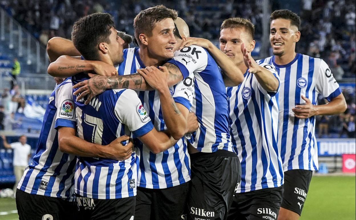 La plantilla albiazul hace piña tras el gol marcado por Xeber Alkain que dio la victoria al Alavés contra el Mirandés. 